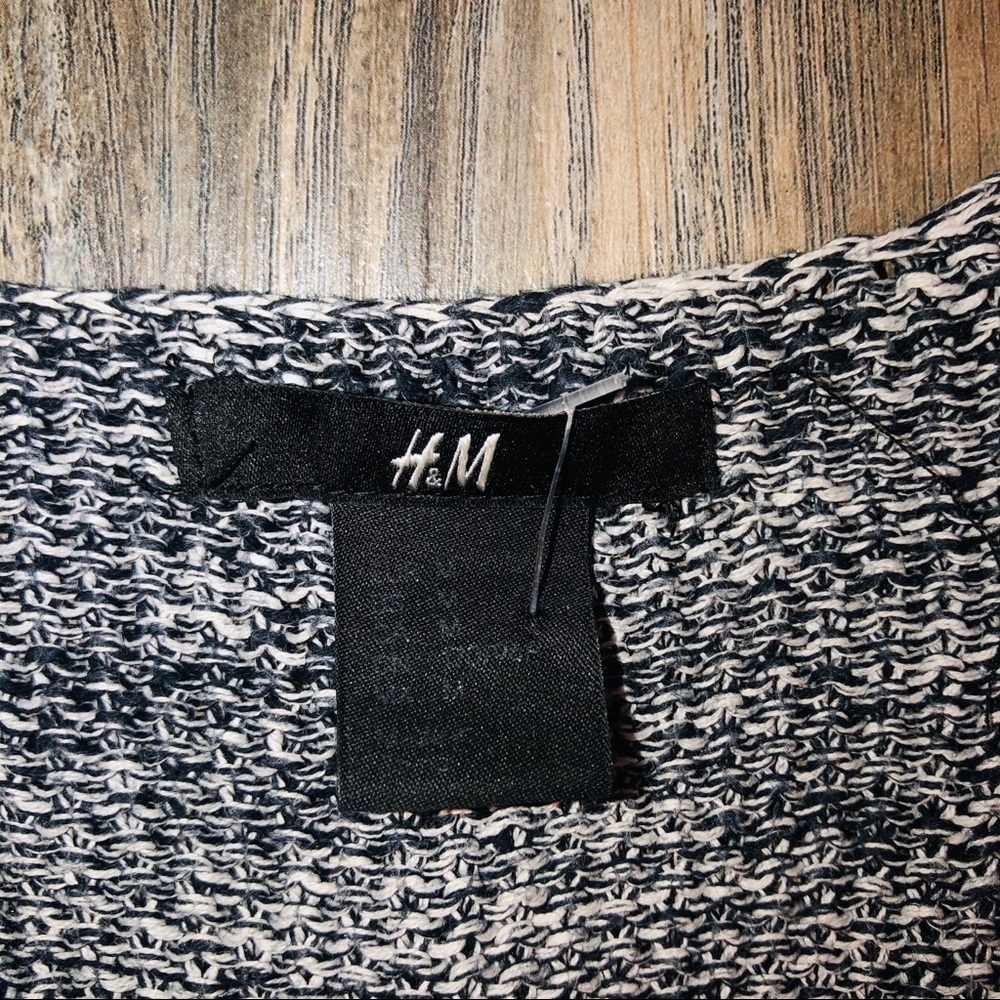 H&M Basic Black and White Knit Liked Sweater - Picture 4 of 7